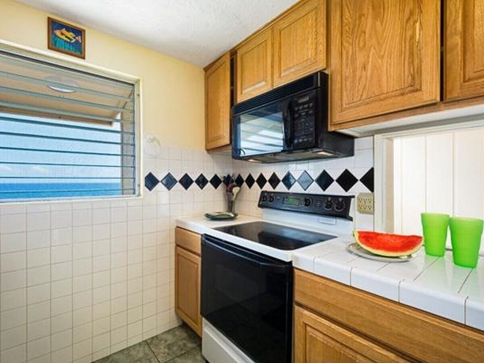 Condo, 1 King Bed, Mountain View (Keauhou Kona Surf & Racquet Club #176) | Private kitchen | Full-size fridge, microwave, oven, stovetop