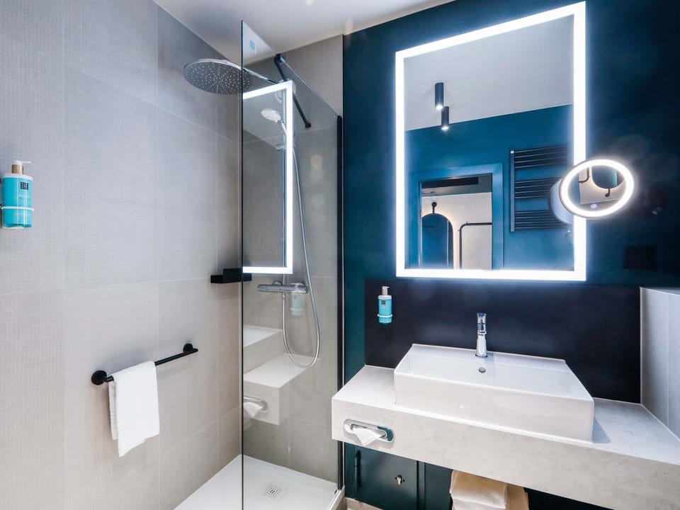 Standard Room, 1 Double Bed | 1 bedroom, in-room safe, desk, soundproofing