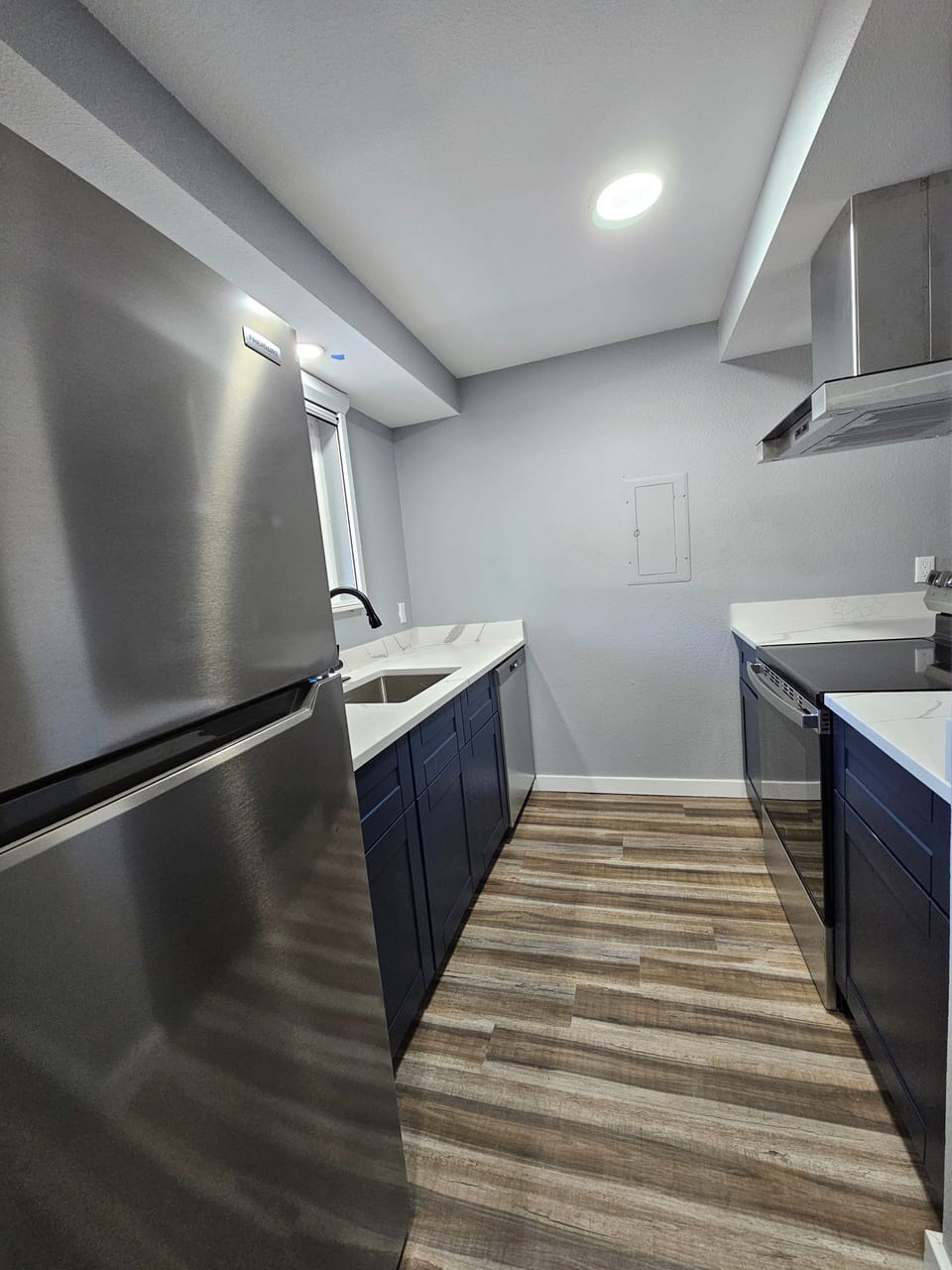 Full-size fridge, microwave, dishwasher, coffee/tea maker