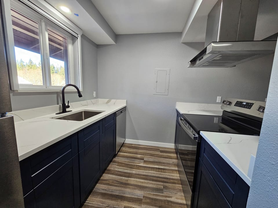 Full-size fridge, microwave, dishwasher, coffee/tea maker