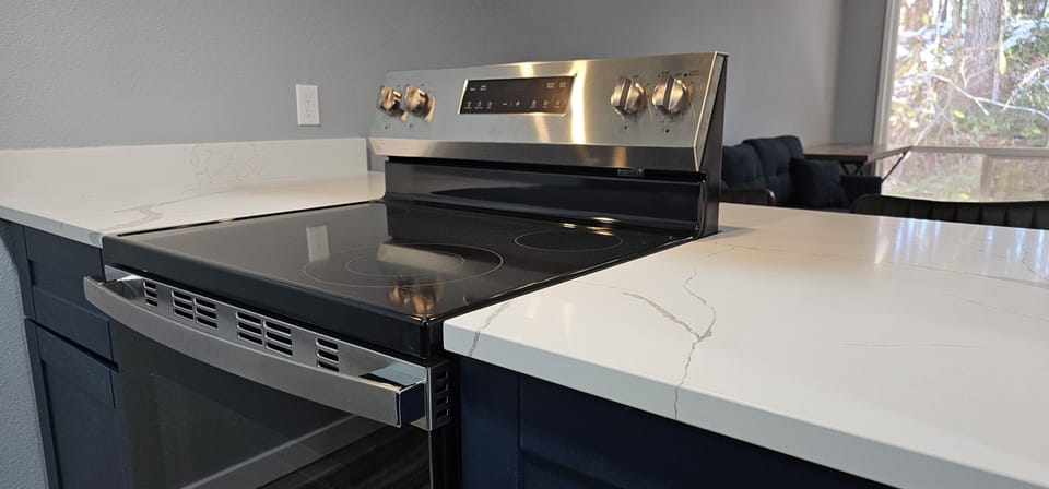 Full-size fridge, microwave, dishwasher, coffee/tea maker