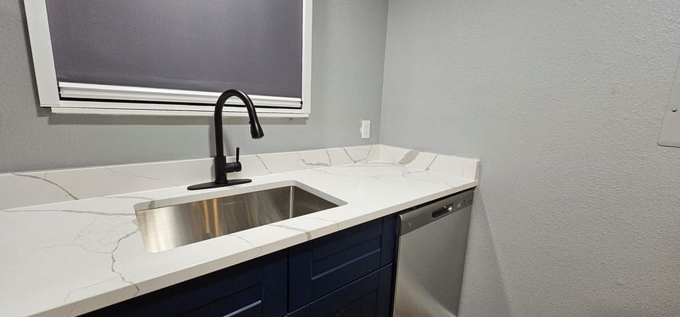 Full-size fridge, microwave, dishwasher, coffee/tea maker