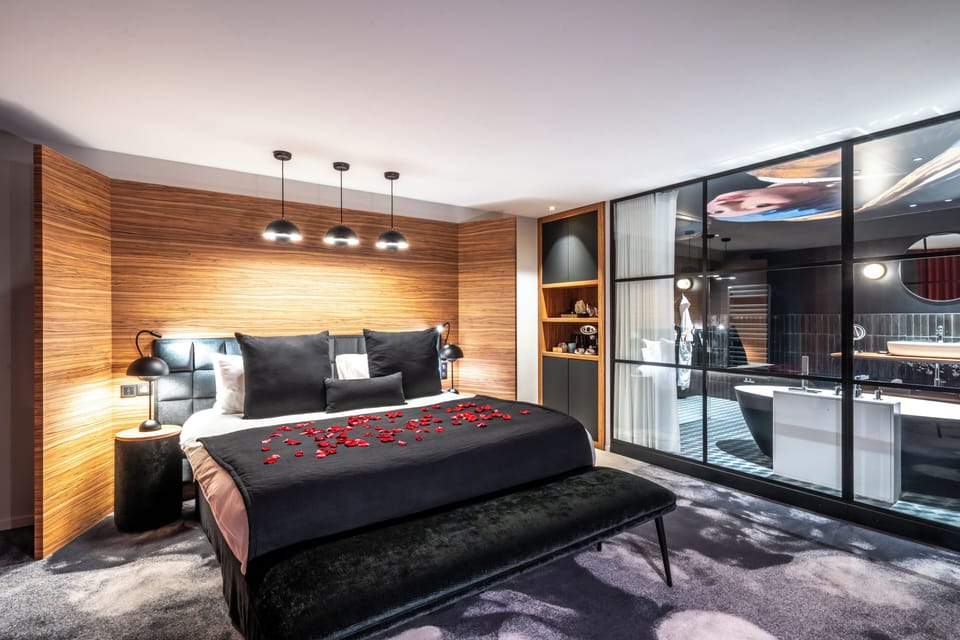 Suite (Suite Vermeer) | Premium bedding, down comforters, pillowtop beds, free minibar items