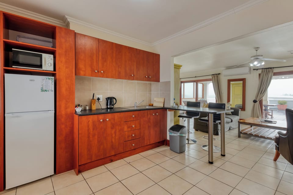 Senior Penthouse, 1 King Bed, Sea View | Private kitchen | Electric kettle