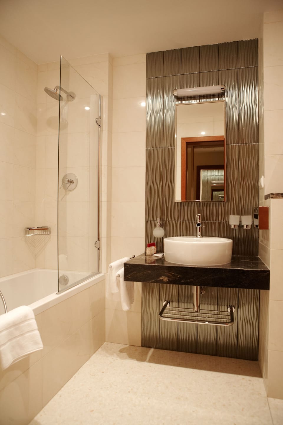 Superior Double Room | Bathroom | Free toiletries, hair dryer, towels
