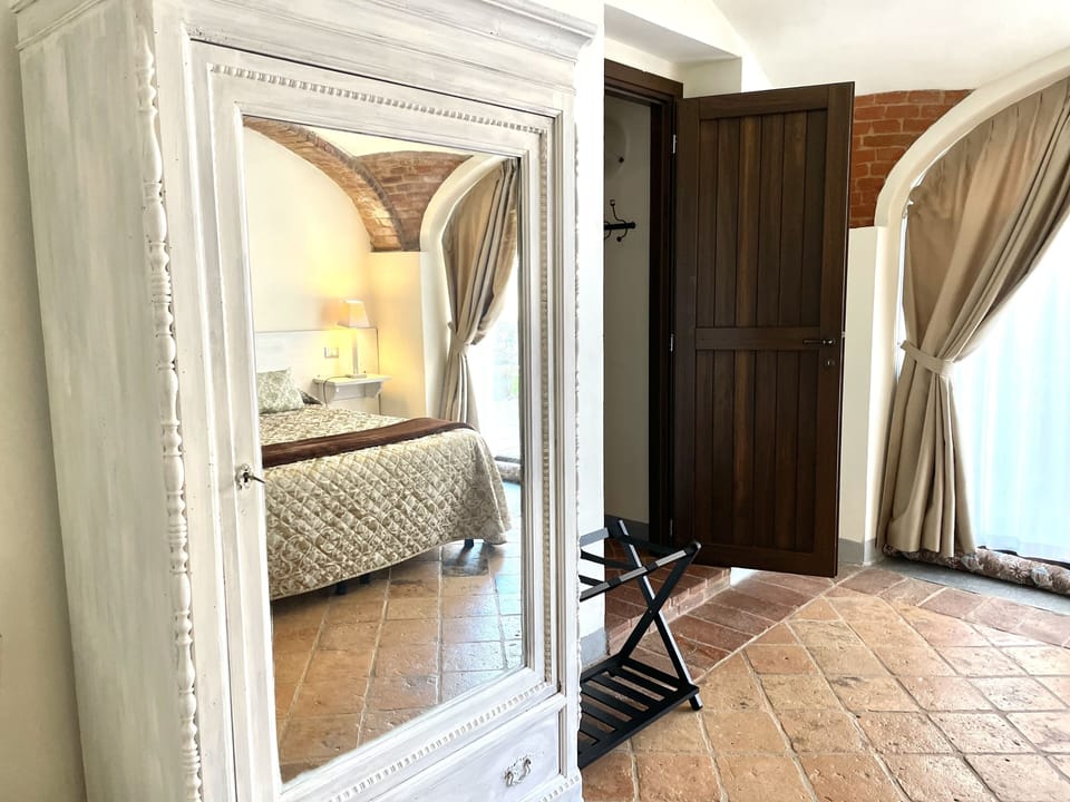 Superior Suite, 1 Bedroom, Kitchen, Courtyard View | Pillowtop beds, in-room safe, individually decorated