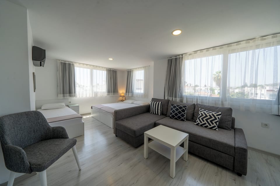 Deluxe Room | Hypo-allergenic bedding, pillowtop beds, minibar, desk