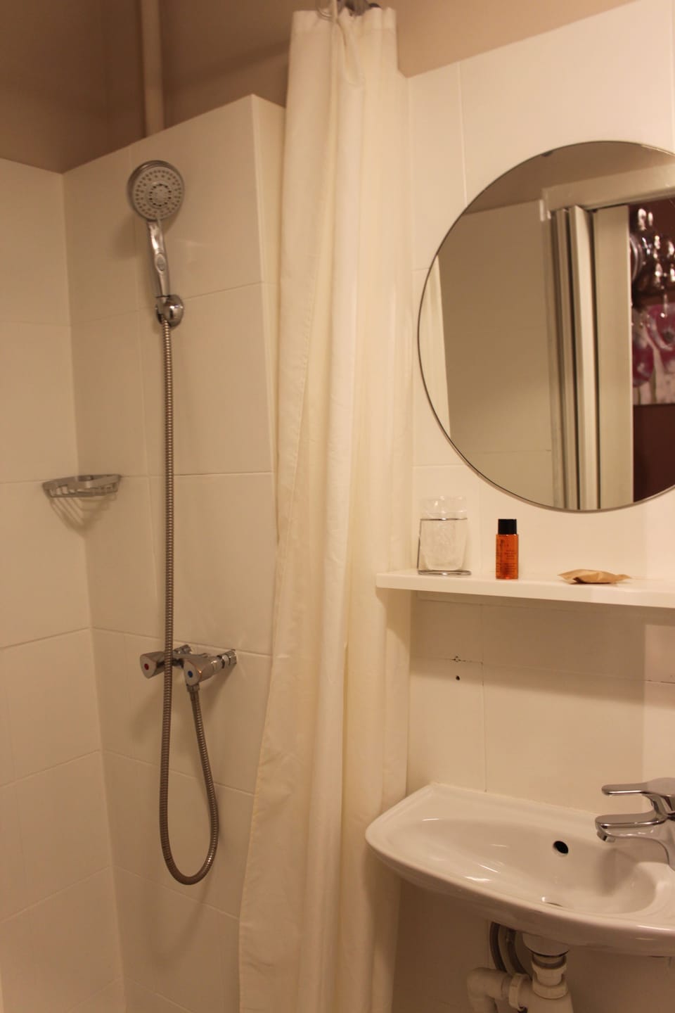 Standard Room, 2 Twin Beds | Bathroom shower