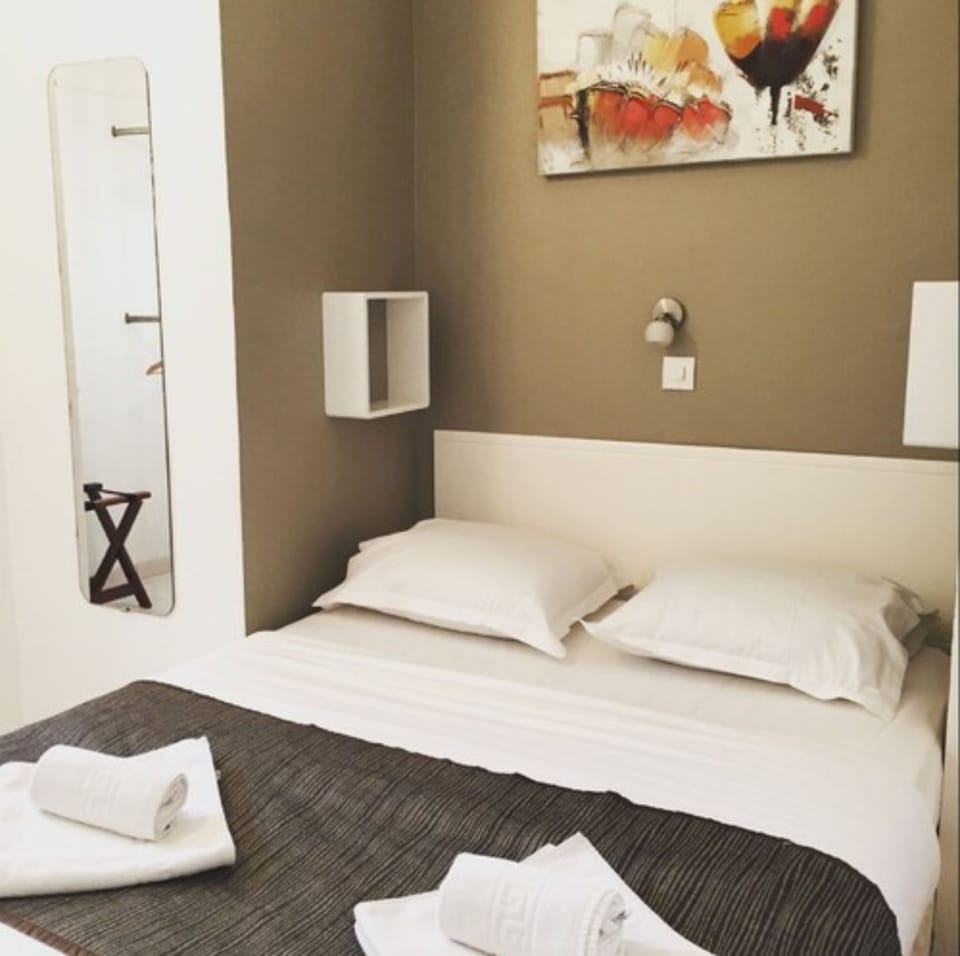 Single Room | Minibar, desk, soundproofing, iron/ironing board