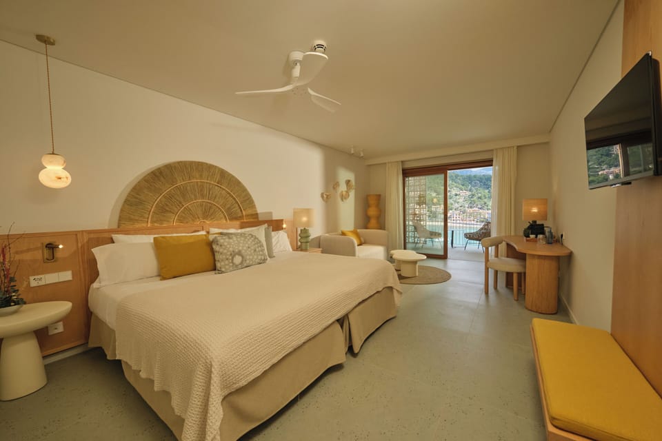 Deluxe Double Room, Balcony, Sea View | Minibar, in-room safe, individually decorated, desk
