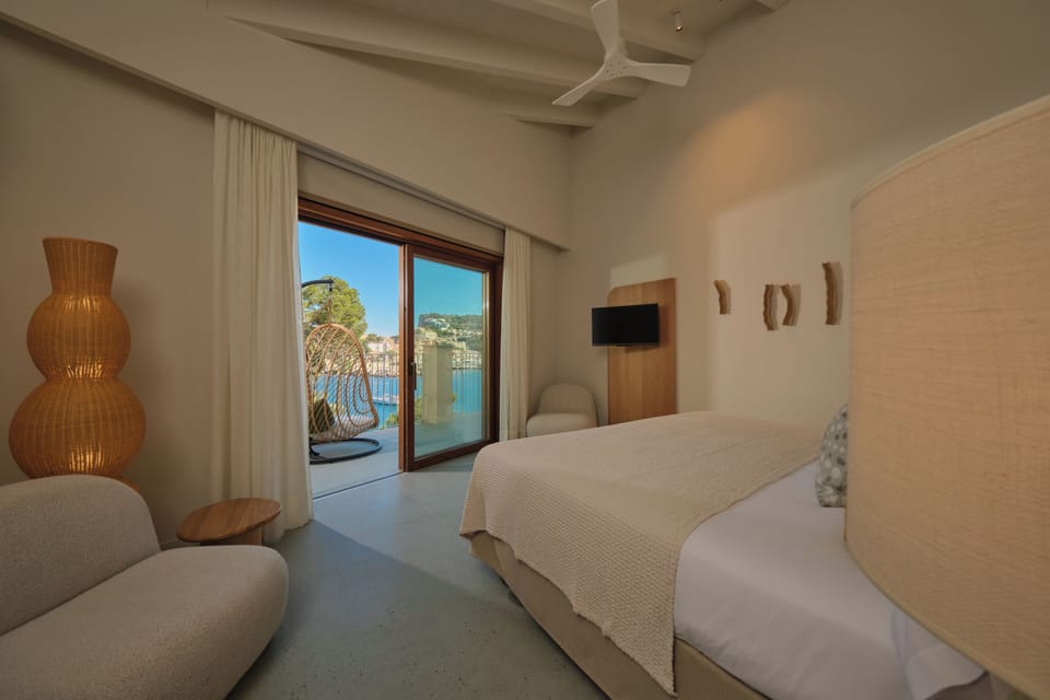 Junior Suite, Balcony, Sea View | Minibar, in-room safe, individually decorated, desk