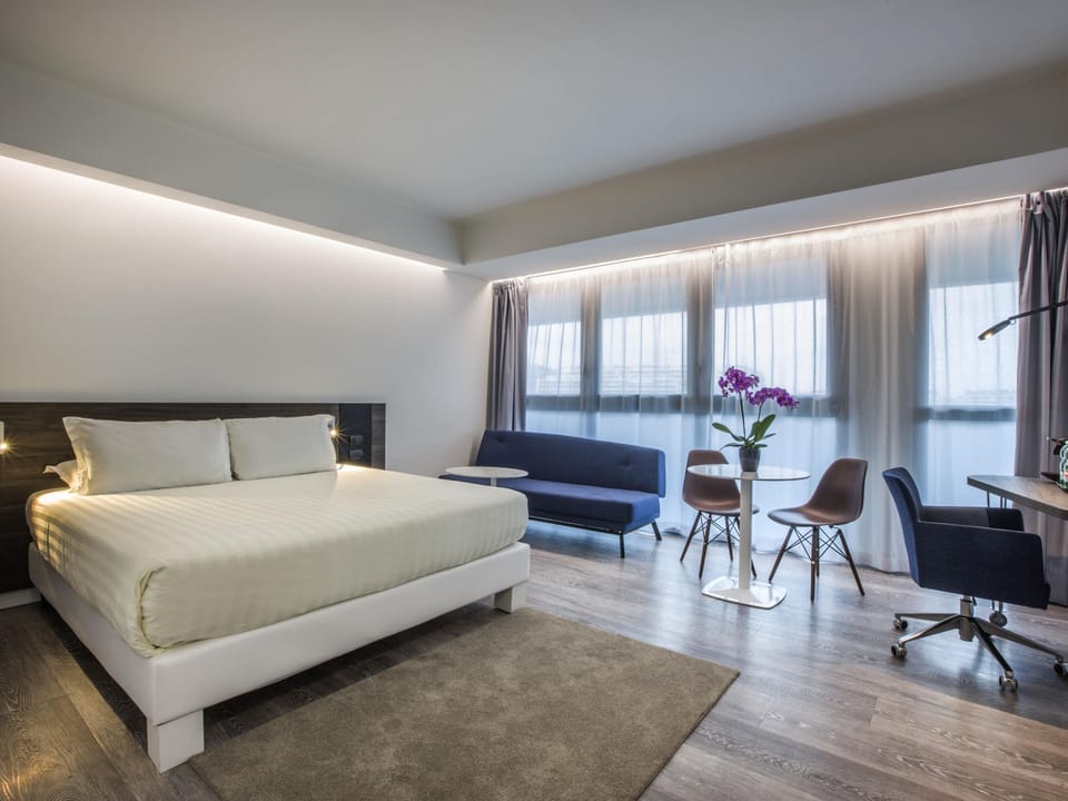 Egyptian cotton sheets, premium bedding, pillowtop beds, minibar