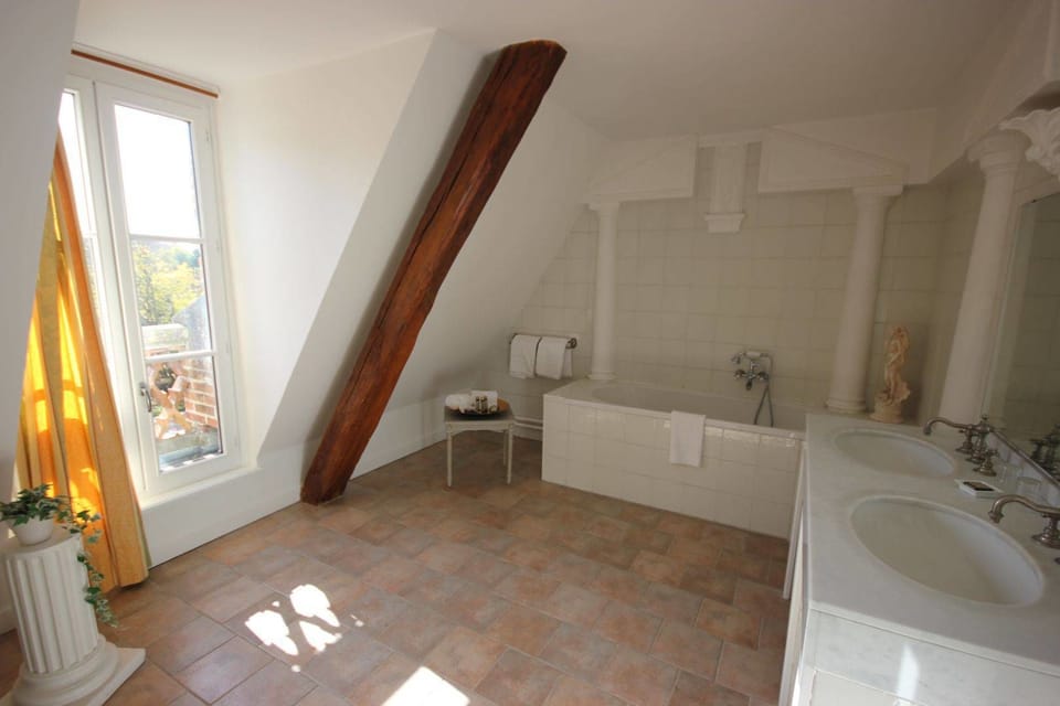 Double Room (Charme) | Bathroom | Free toiletries, hair dryer, bathrobes, slippers