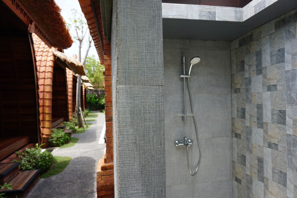 Deluxe Villa | Bathroom | Shower, rainfall showerhead, free toiletries, towels