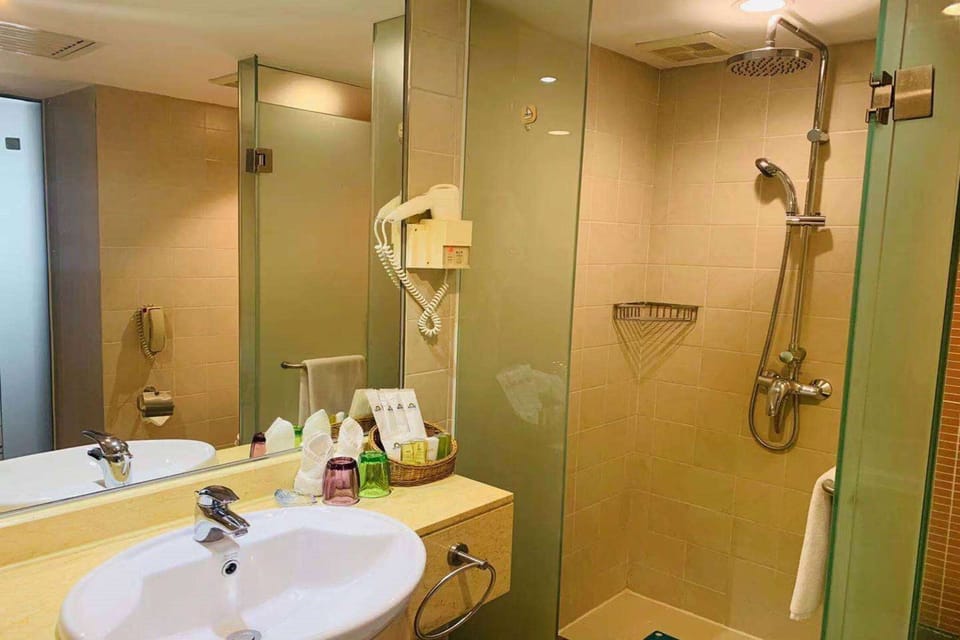 Studio Suite, 1 King Bed, Smoking | Bathroom | Shower, hair dryer, bathrobes, slippers