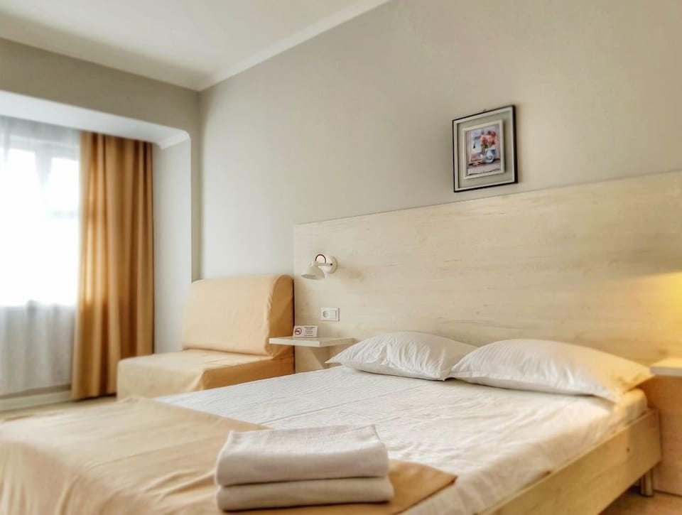 Blackout drapes, free WiFi, bed sheets