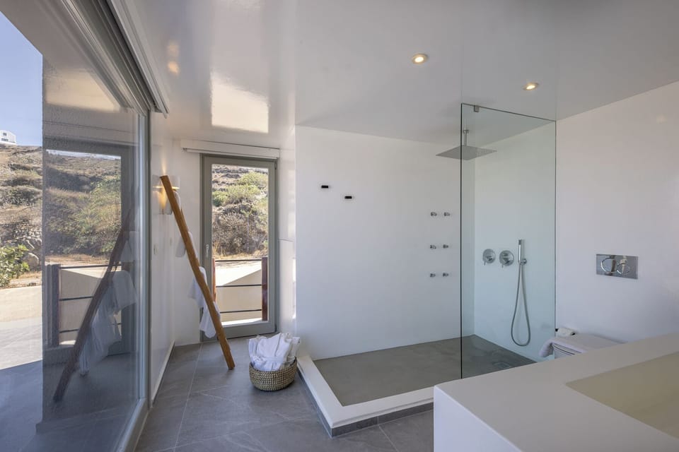 Superior Suite with Loft with Caldera View and Private Pool | Bathroom | Shower, free toiletries, hair dryer, bathrobes