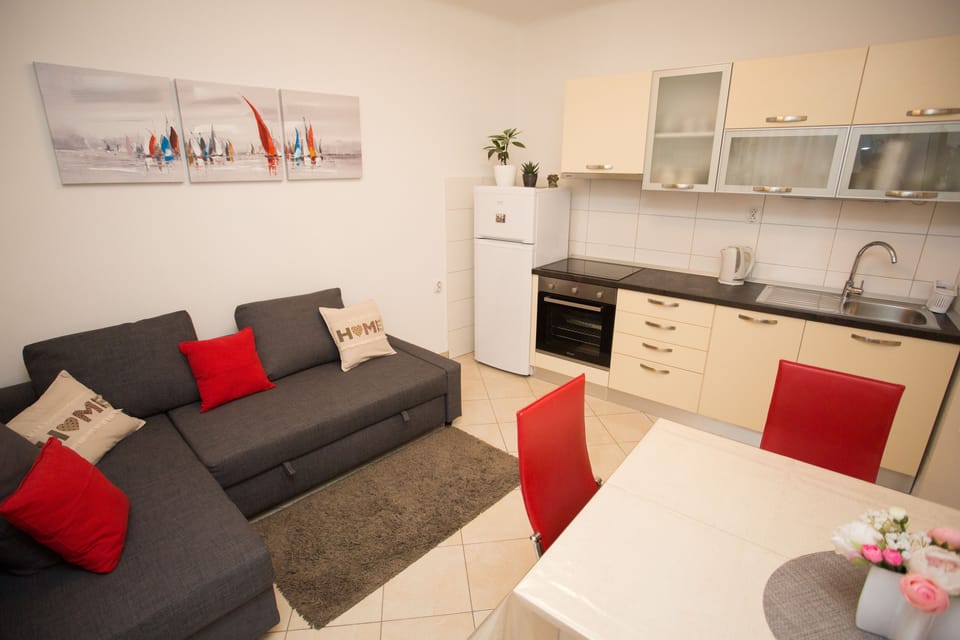 Comfort Apartment, 1 Queen Bed with Sofa bed | Private kitchen | Fridge, oven, stovetop, electric kettle