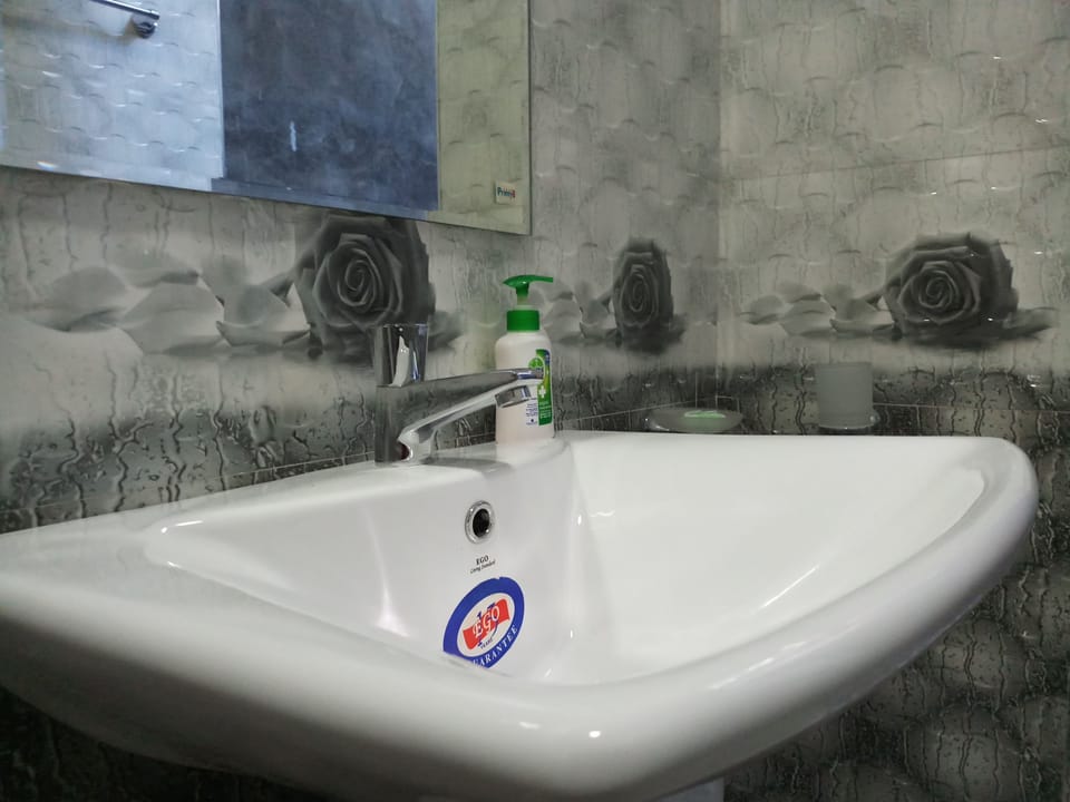 Bidet, towels