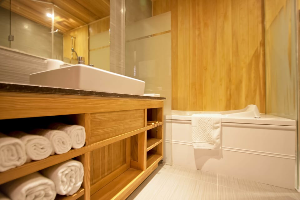 Suite, Kitchenette (Free Nature Park) | Bathroom | Separate tub and shower, free toiletries, hair dryer, towels