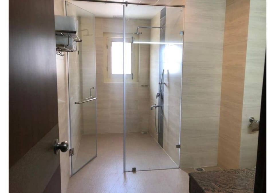 Deluxe Double Room | Bathroom | Shower