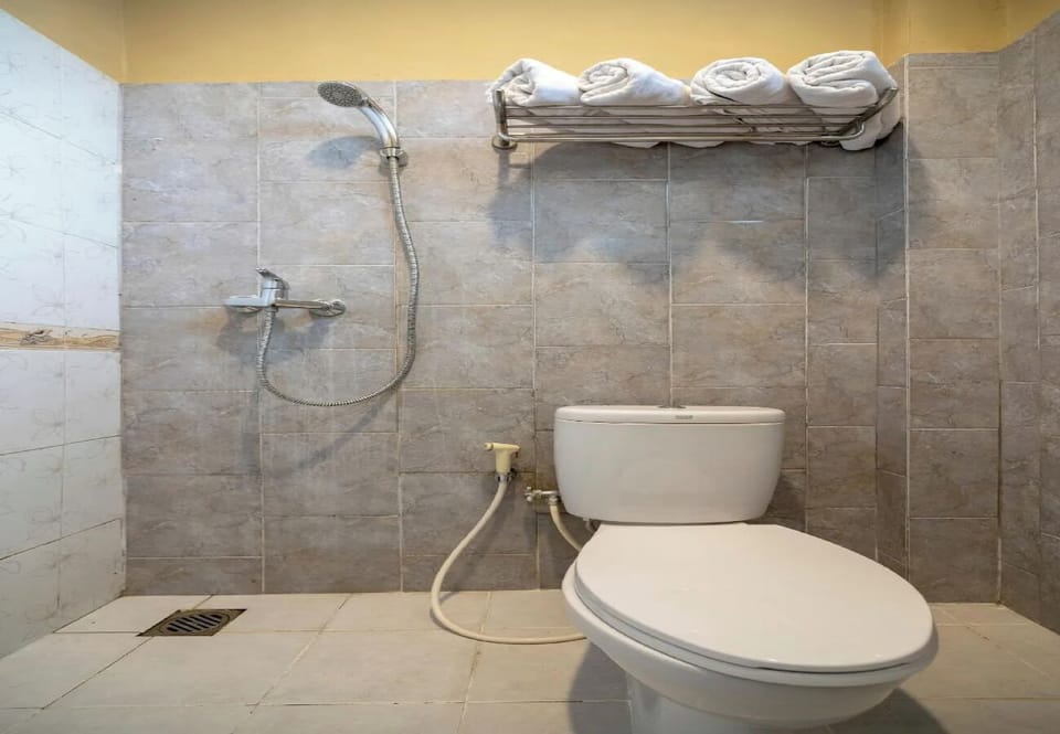 Family Suite | Bathroom | Shower, free toiletries, towels