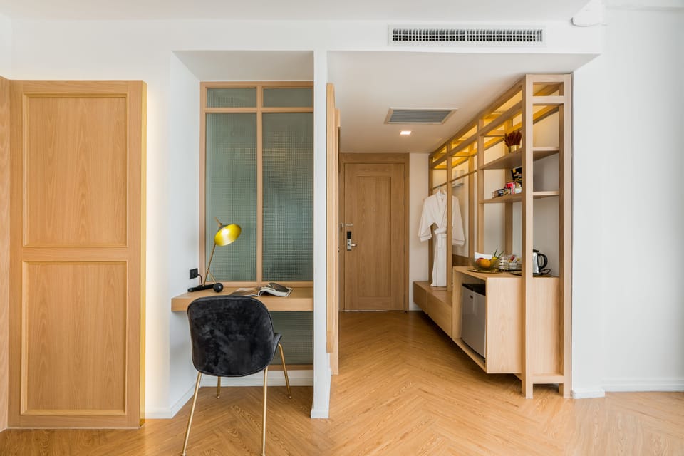 Premium Room, 1 King Bed | Free minibar items, in-room safe, desk, laptop workspace