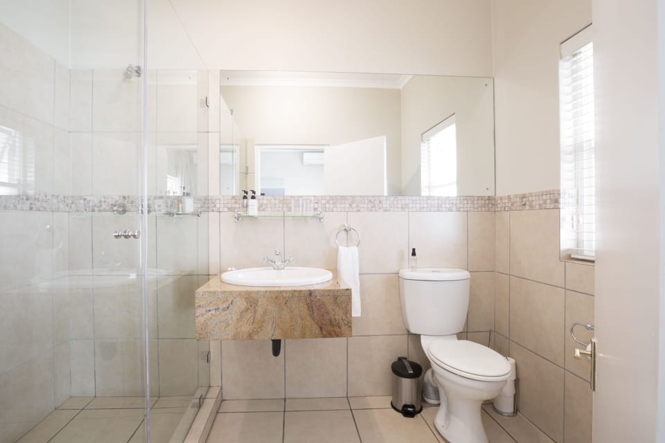 Comfort Double Room (2) | Bathroom | Free toiletries, hair dryer, towels
