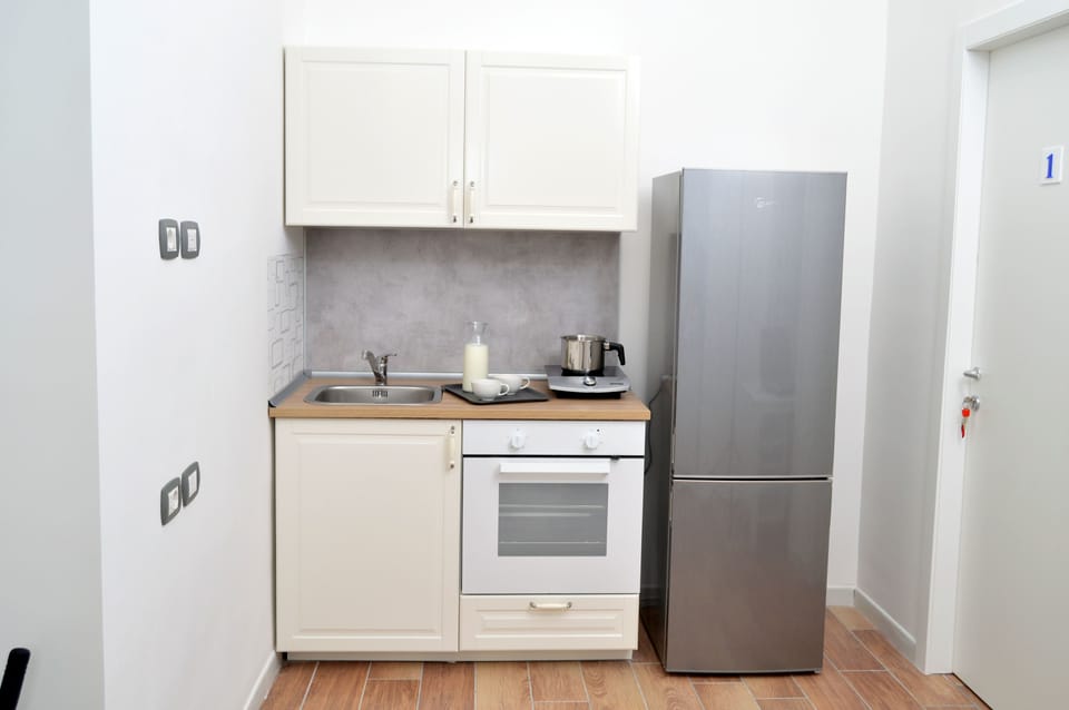 Full-size fridge, microwave, oven, coffee/tea maker