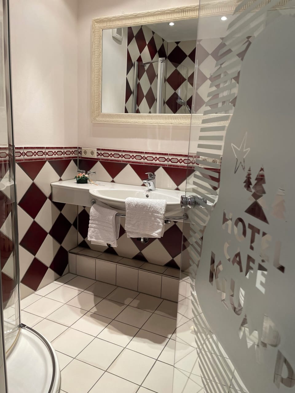 Comfort Double Room | Bathroom | Free toiletries, hair dryer, towels