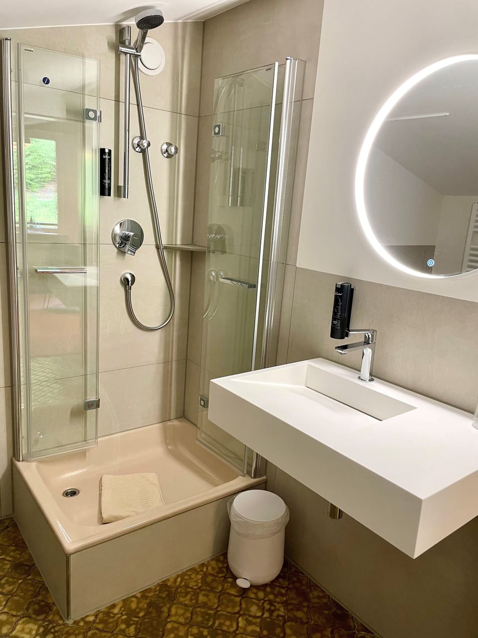 Budget Single Room | Bathroom | Free toiletries, hair dryer, towels