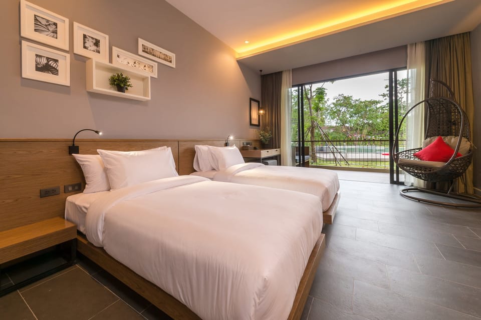 Deluxe Room | In-room safe, desk, blackout drapes, soundproofing
