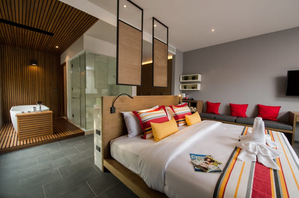 Grand Deluxe Room | In-room safe, desk, blackout drapes, soundproofing