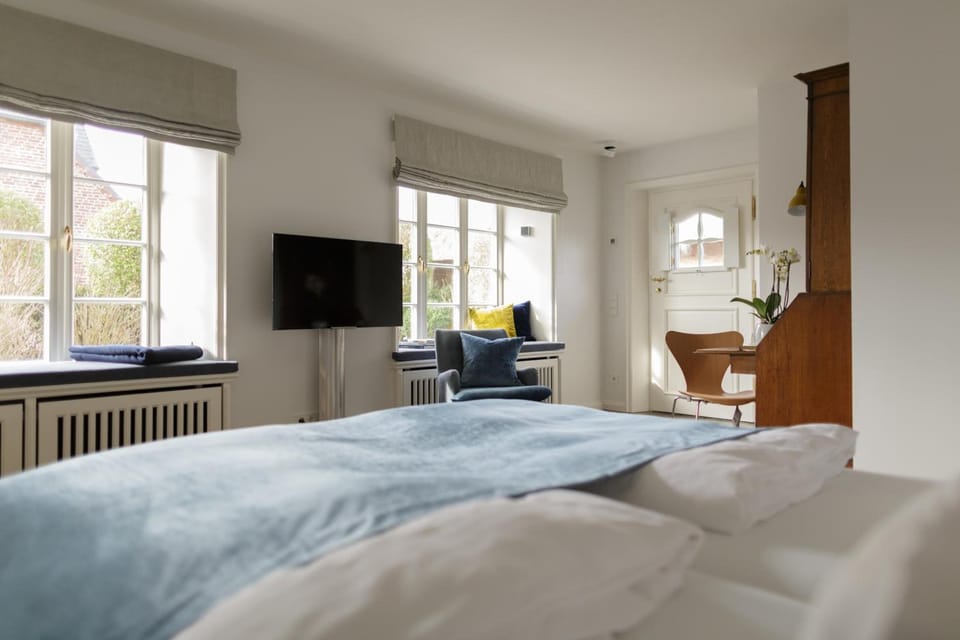 Premium bedding, down comforters, in-room safe, blackout drapes