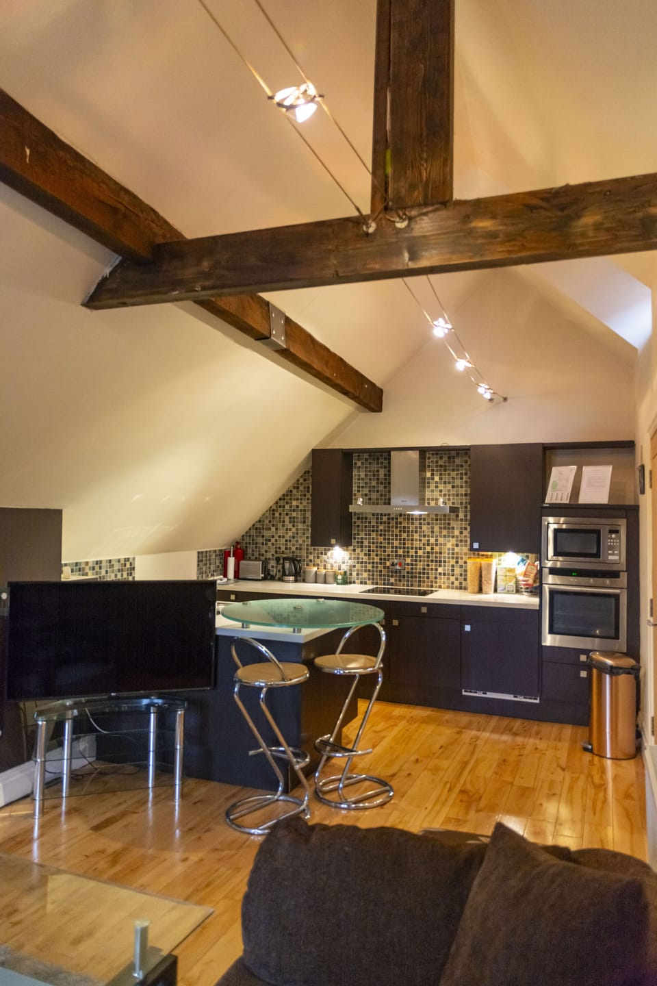 Apartment | Private kitchen | Full-size fridge, microwave, oven, stovetop