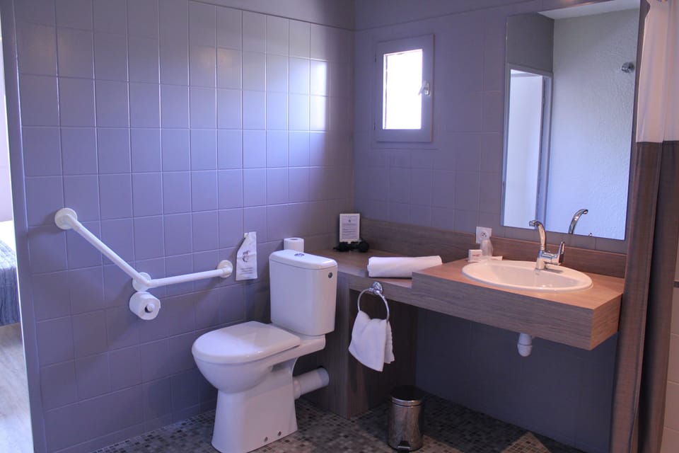 Room, Accessible, Non Smoking | Bathroom | Hair dryer, towels