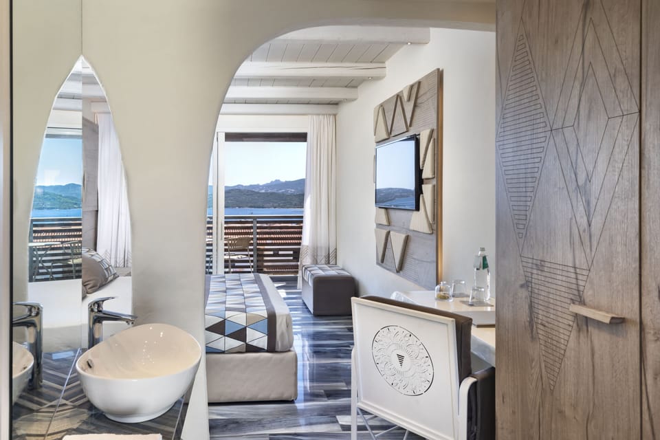 Deluxe Room, 1 Double Bed, Sea View | Minibar, in-room safe, free WiFi, bed sheets