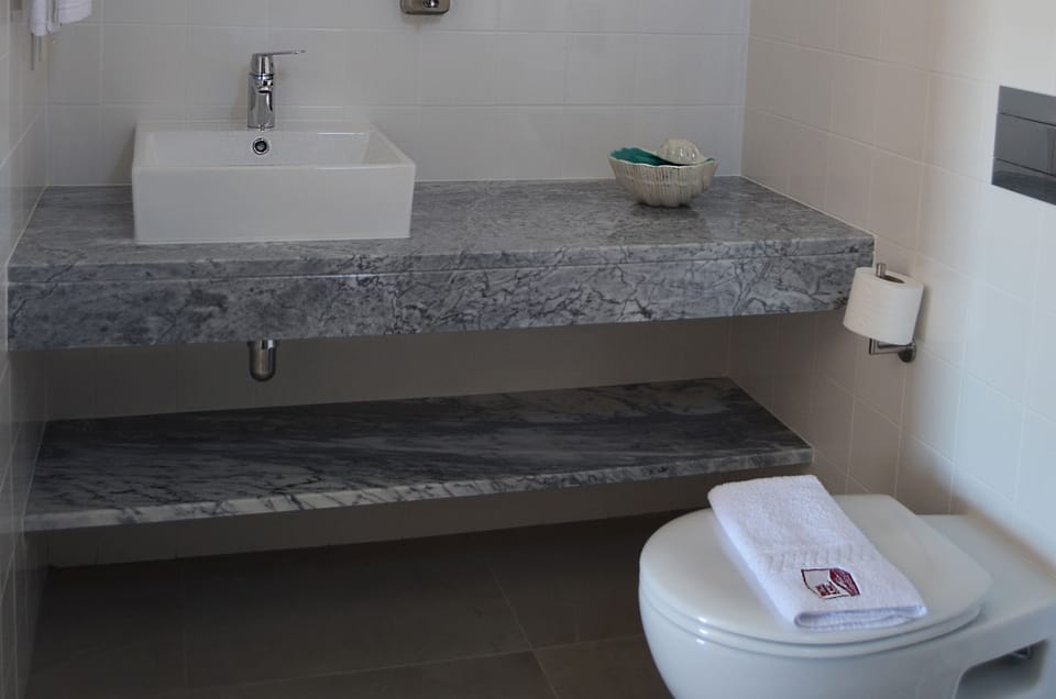 Double Room, Vineyard View | Bathroom | Shower, free toiletries, hair dryer, towels