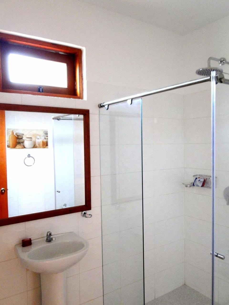 Shower, rainfall showerhead, free toiletries, towels