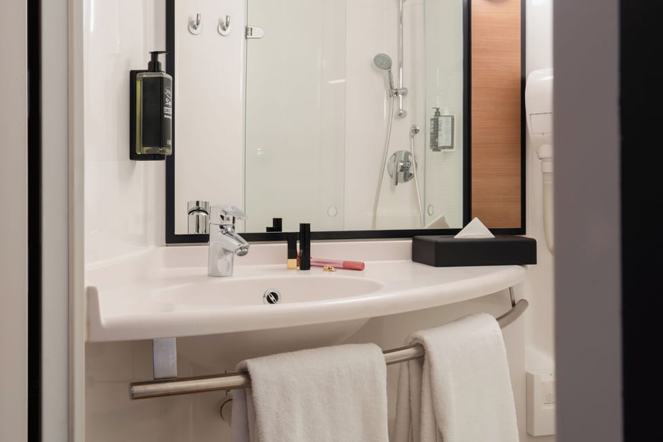 Superior Double Room, 1 Double Bed | Bathroom | Shower, eco-friendly toiletries, hair dryer, towels