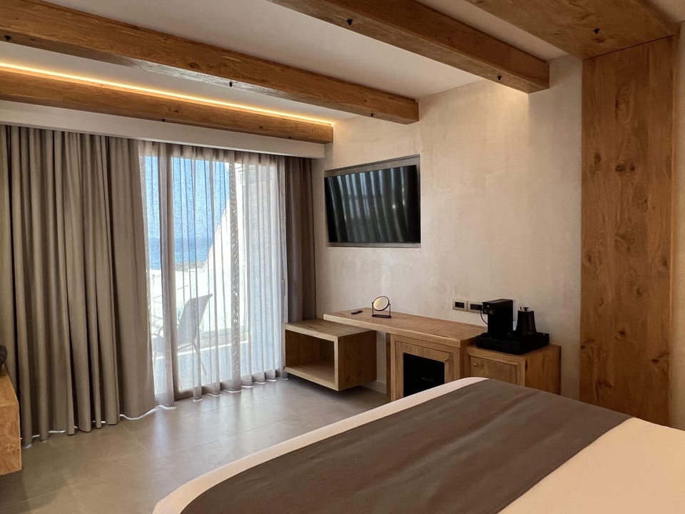 Premium Double Room Sea View | Minibar, in-room safe, individually furnished, blackout drapes