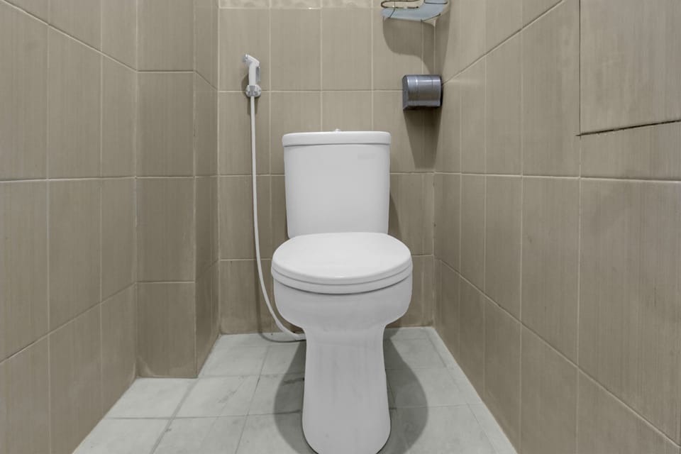 Standard Twin Room | Bathroom | Shower, rainfall showerhead, free toiletries, towels