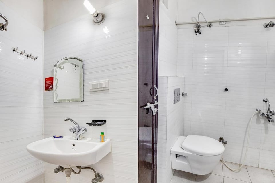 Shower, free toiletries, towels