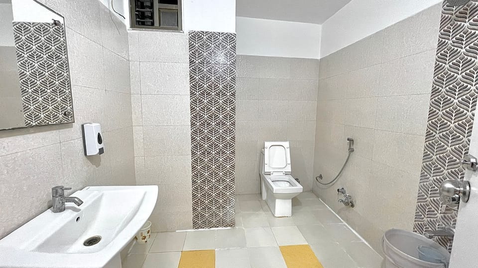 Shower, free toiletries, towels
