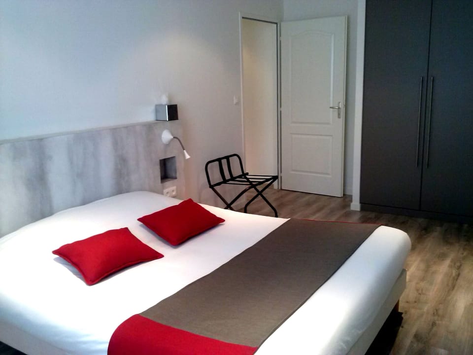 Family Room | Desk, soundproofing, free WiFi, bed sheets