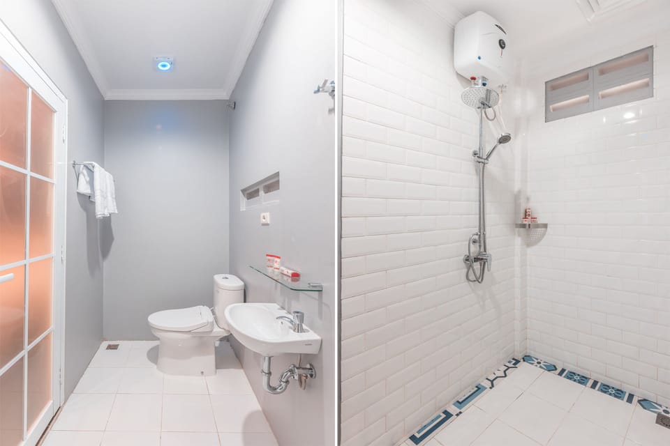 Deluxe Double Room, 1 Double Bed | Bathroom | Shower, towels