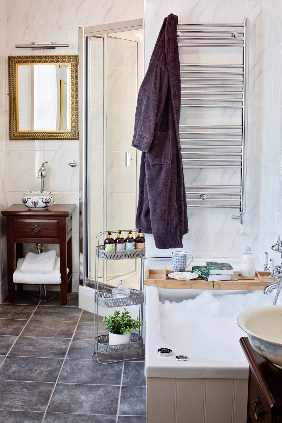 Deluxe Room | Bathroom | Hair dryer, towels