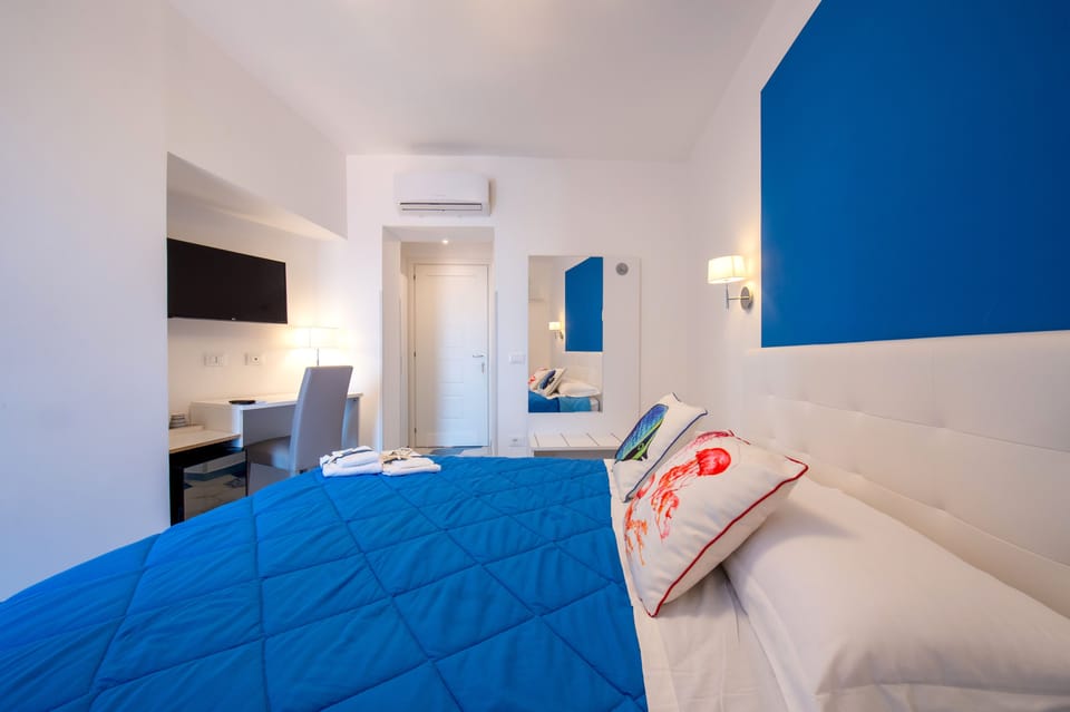 1 bedroom, hypo-allergenic bedding, memory foam beds, minibar
