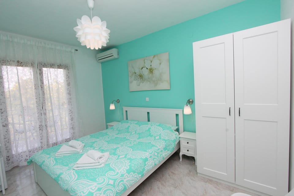 Double Room, Balcony | 1 bedroom, iron/ironing board, free WiFi, bed sheets