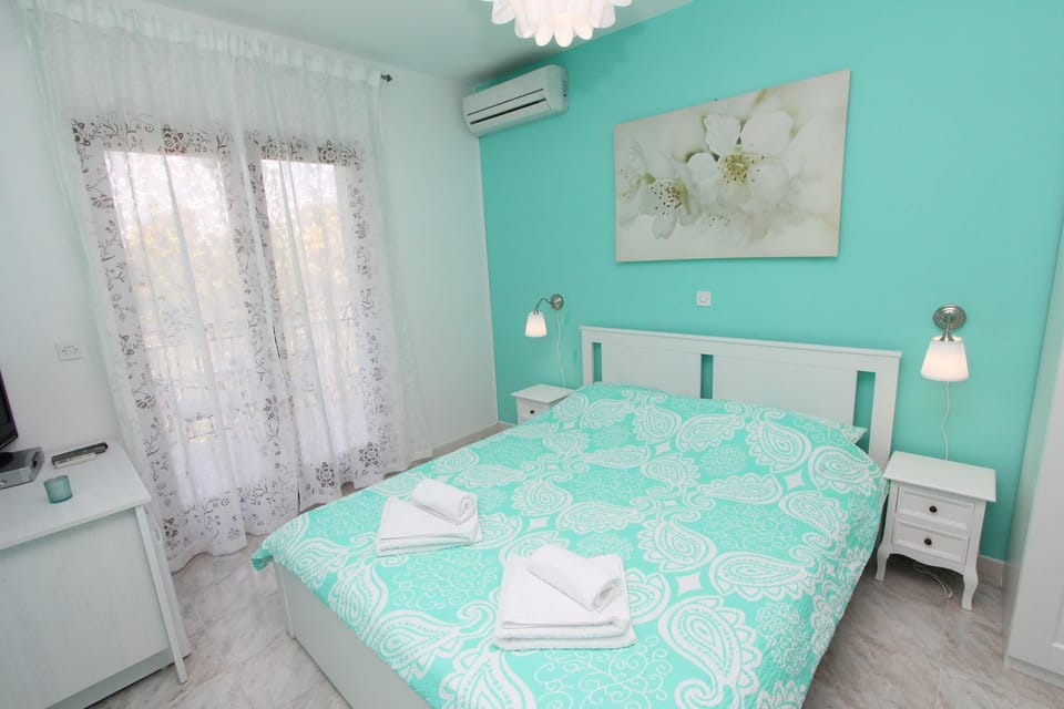 Double Room, Balcony | 1 bedroom, iron/ironing board, free WiFi, bed sheets